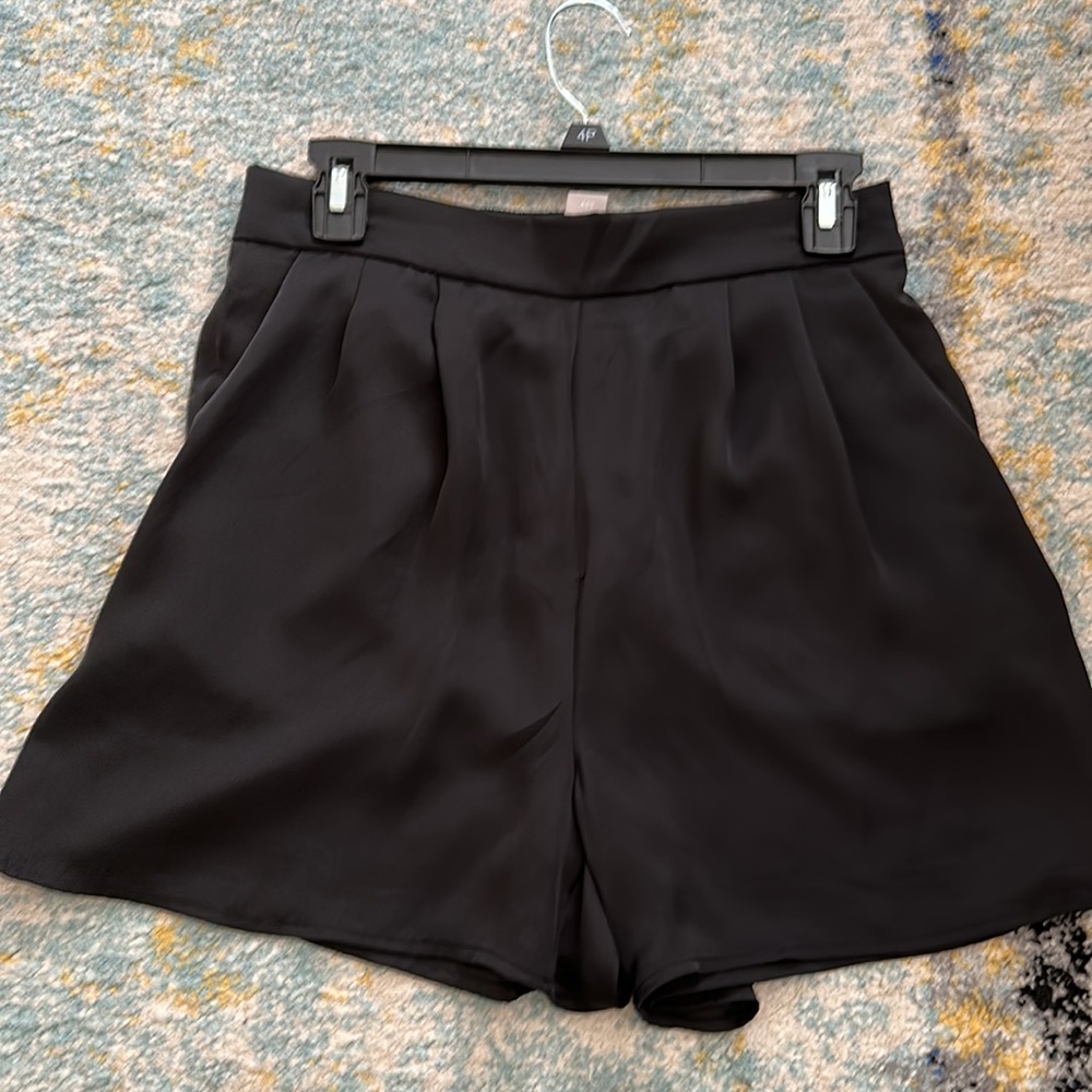 NWT H&M satin like shorts with pockets